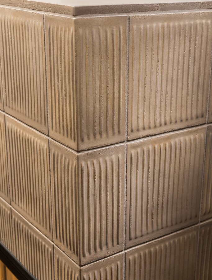 Detailed photo tiled stove with tile Pfeifenmuster weathered torf medium | © Sommerhuber GmbH