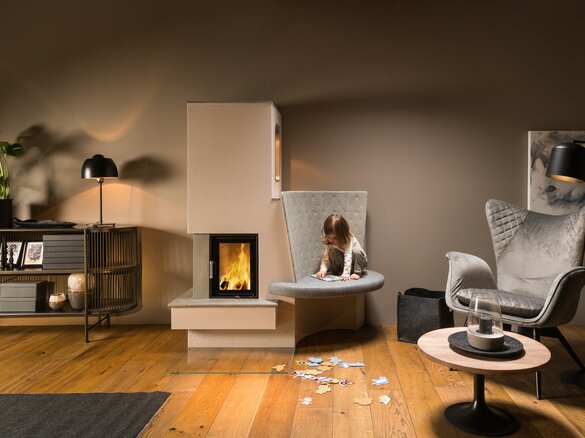 Bild Kachelkamin mit Rückenschild soft classic granit 2 hell verwittert mit Model | © Sommerhuber GmbH