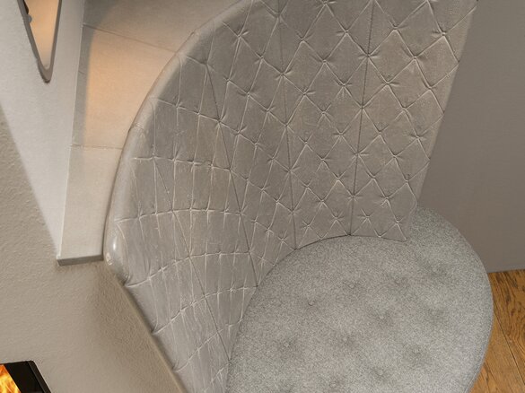 Detailed view tiled fireplace with backrest soft classic granit 2 bright weathered | © Sommerhuber GmbH