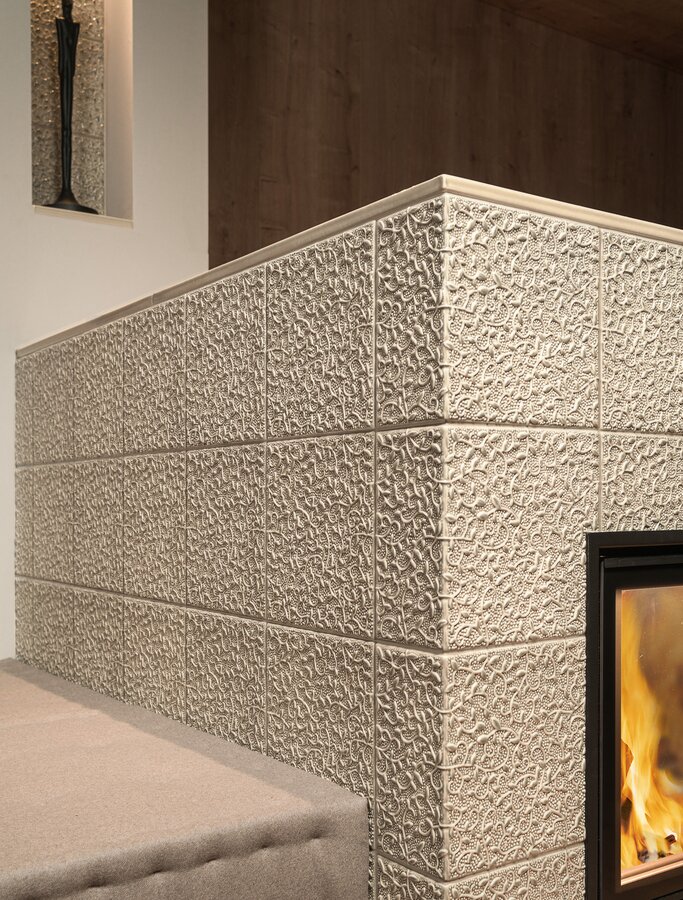 Close-up tiled stove with tile Arabesco | © Sommerhuber GmbH