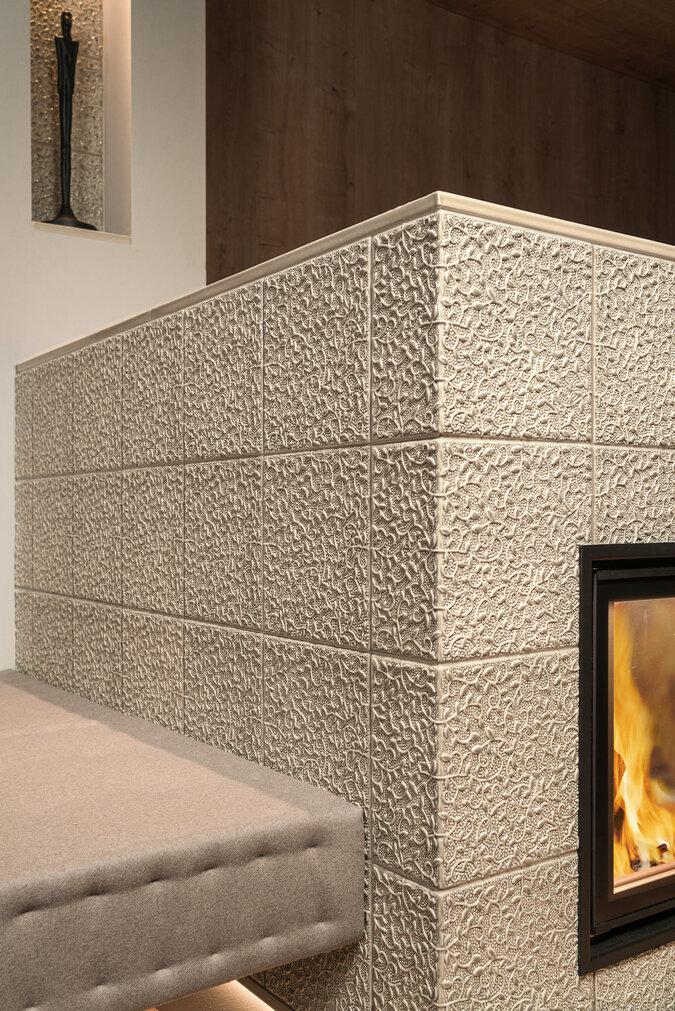 Close-up tiled stove with tile Arabesco | © Sommerhuber GmbH