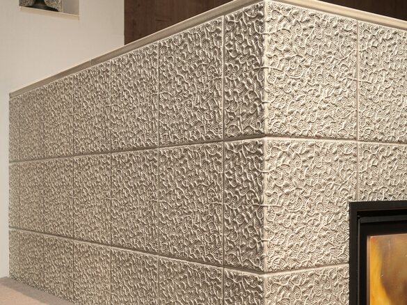 Close-up tiled stove with tile Arabesco | © Sommerhuber GmbH