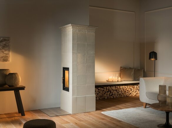 Image tiled stove with motiv band tile and motive ledge tile Arabesco | © Sommerhuber GmbH