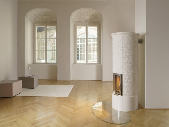 Bild Rundkachelofen mit Motiv Arabesco in schmelzweiß glänzend  | © Sommerhuber GmbH