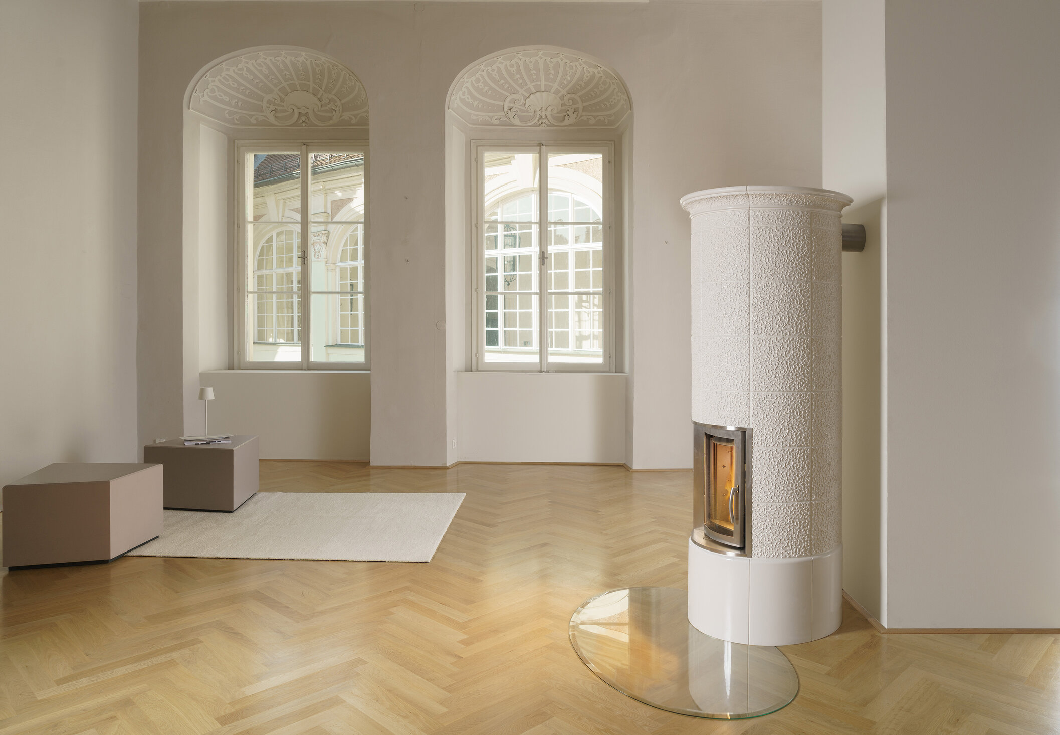 Bild Rundkachelofen mit Motiv Arabesco in schmelzweiß glänzend  | © Sommerhuber GmbH