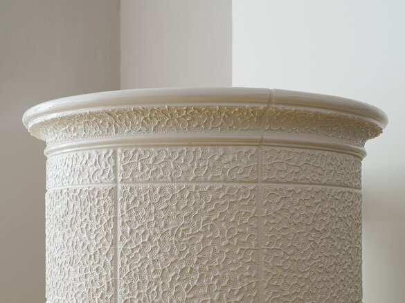 Detailed view curved tiled stove with tile Arabesco in schmelzweiss glossy | © Sommerhuber GmbH