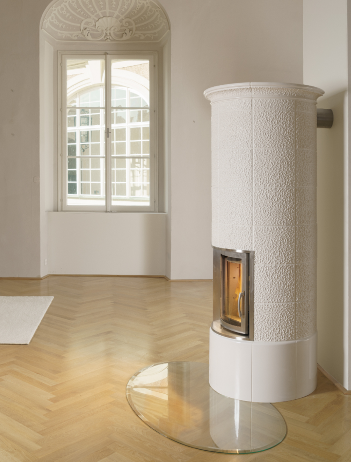 Bild Rundkachelofen mit Motiv Arabesco in schmelzweiss glänzend  | © Sommerhuber GmbH