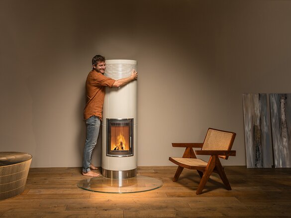 Bild Vollspeicherkachelofen mondstein hell glänzend mit Rille fein mit Model Umarmung | © Sommerhuber GmbH