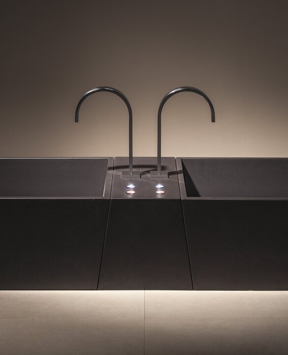 Image two foot basins square in lava with additional part and WDT foot bath sputtering system | © Sommerhuber GmbH