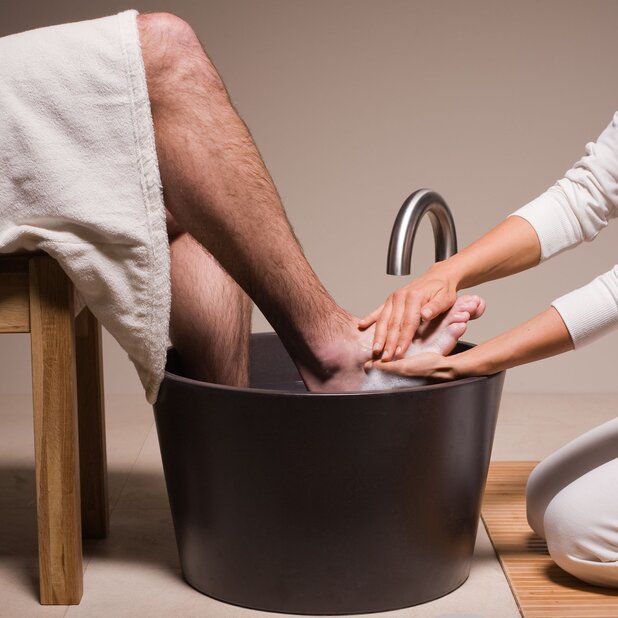 Image Washing feet in round foot basin | © Sommerhuber GmbH