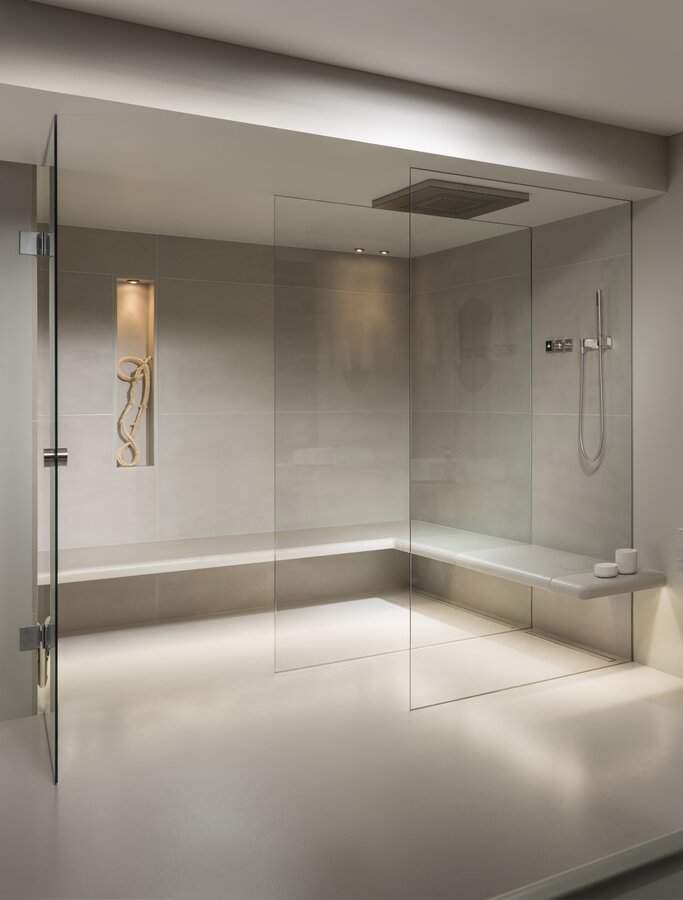Image of a floating bench for lying and sitting with a soft design for steam rooms, showers and dry areas | © Sommerhuber GmbH
