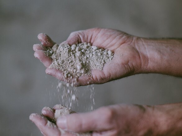 Image raw material in hand | © Sommerhuber GmbH