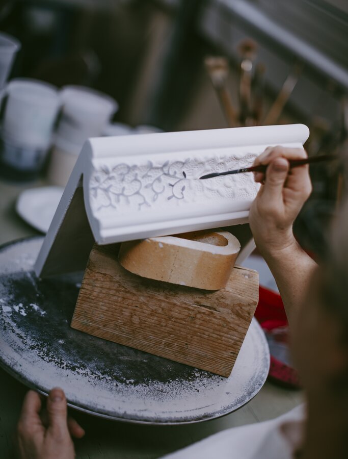 Image hand painting a tile Arabesco | © Sommerhuber GmbH