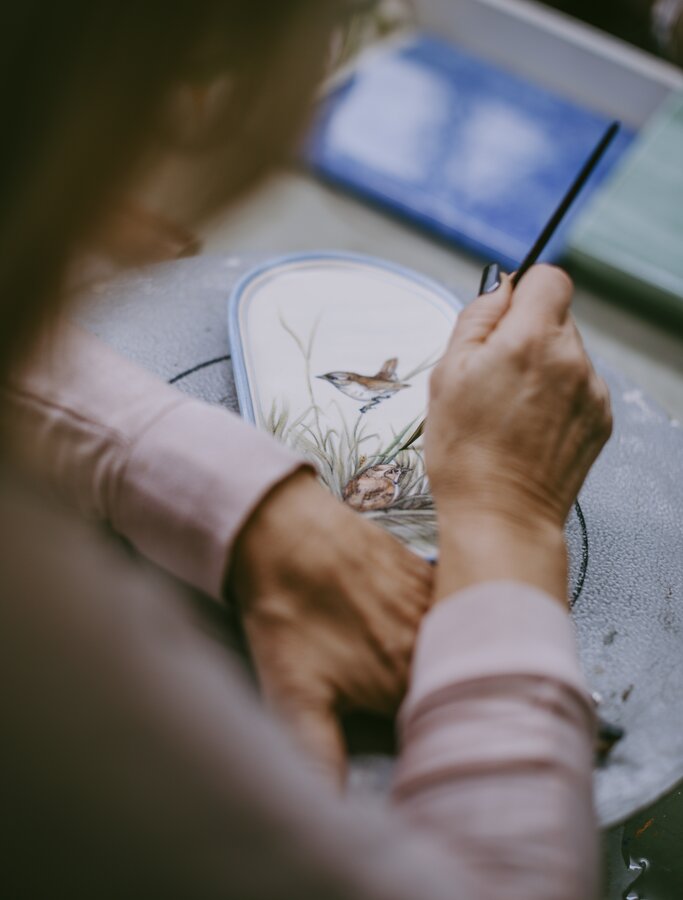 Image hand painting a tile | © Sommerhuber GmbH