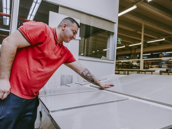 Image employee at quality control | © Sommerhuber GmbH