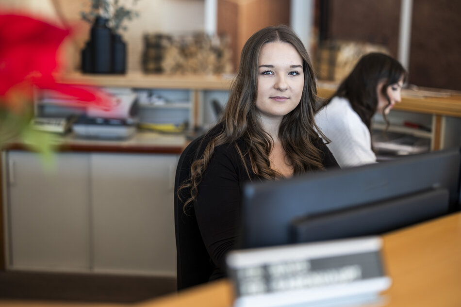 Apprentice office clerk/manager at work | © Sommerhuber GmbH