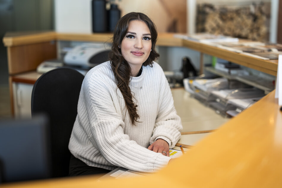 Bild Bürokauffrau-Lehrling bei der Arbeit | © Sommerhuber GmbH