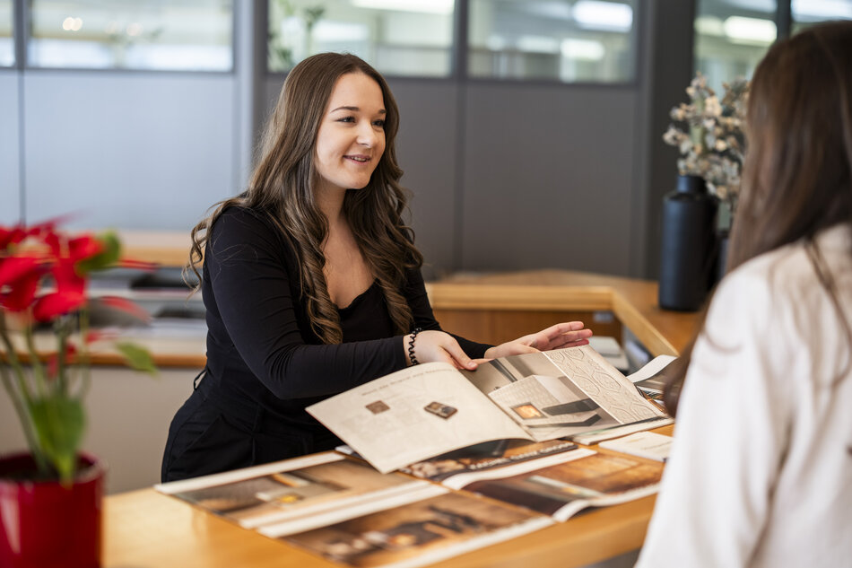 Bild Bürokauffrau-Lehrling bei der Arbeit | © Sommerhuber GmbH