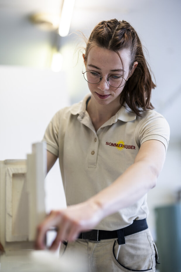 Stove fitter apprentice at stove fitting | © Sommerhuber GmbH