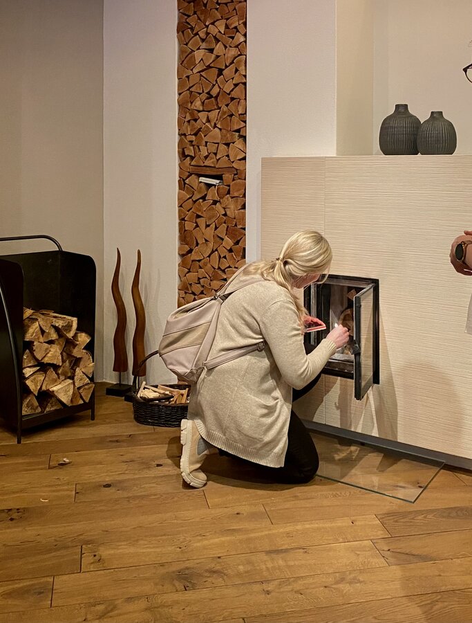 Einheizen eines Kachelofens | © Sommerhuber GmbH
